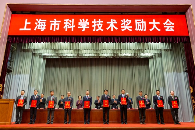 澜起科技董事长兼首席执行官杨崇和博士(前排右数第五位)上台领奖 (图片来源:上海科技网)